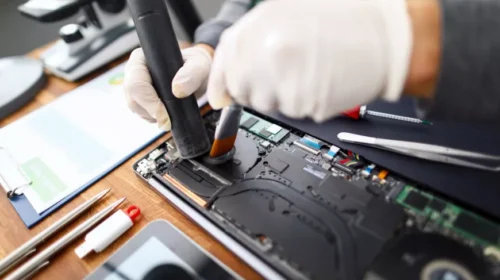 Notebook fan temizliği sırasında biriken tozların profesyonel ekipmanla temizlenmesi