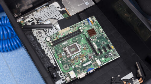 Alsancak Bilgisayar teknik servis ekibi, arızalı bir laptop anakartını profesyonelce onarıyor