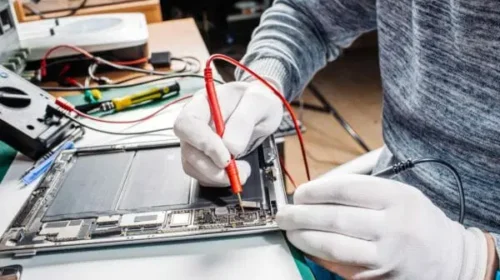 Çankaya bilgisayar tamiri servisi uzman teknisyeni bilgisayar tamiri yaparken