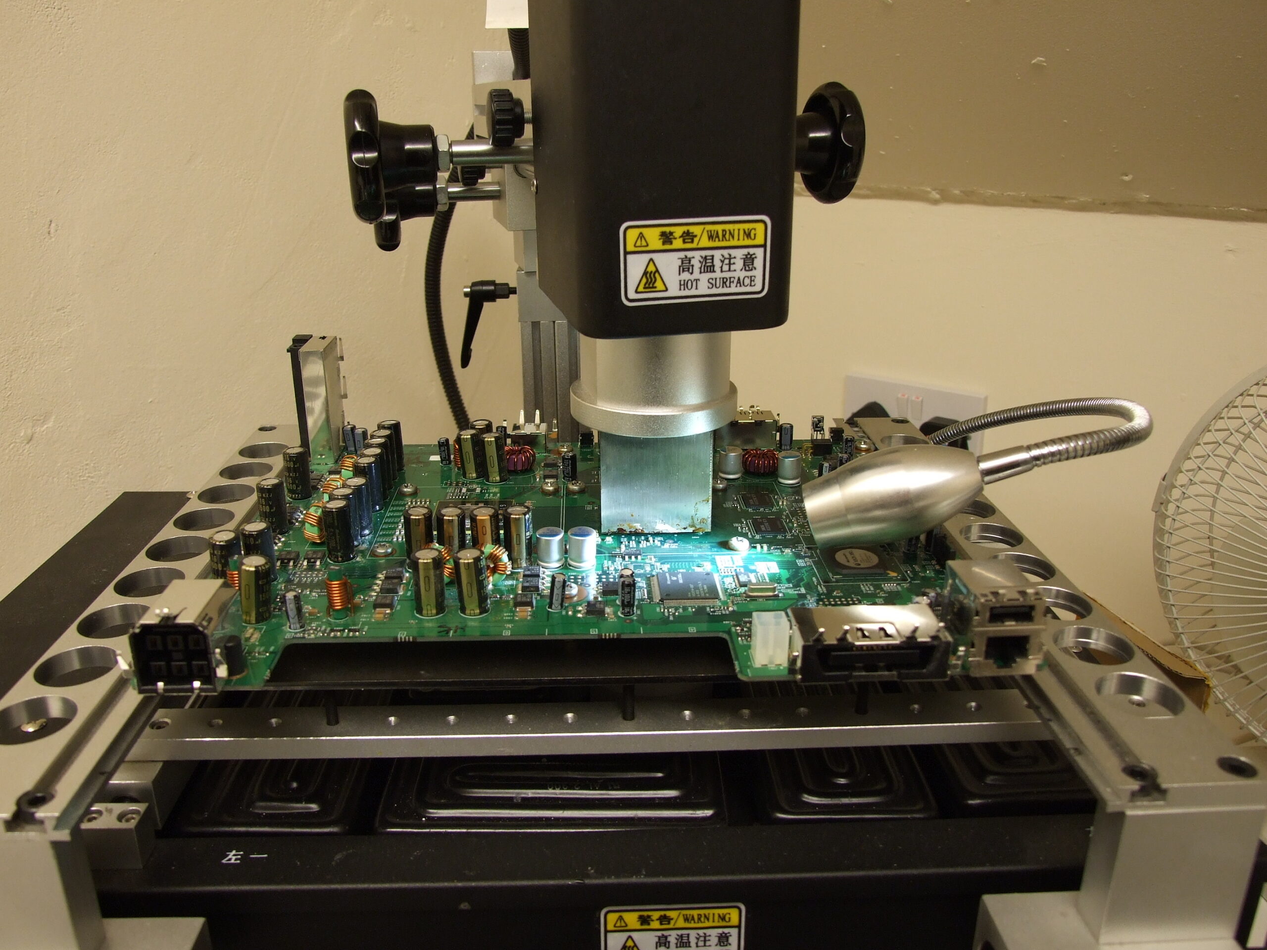 Ekran kartı tamiri sırasında BGA lehimleme işlemi uygulanıyor