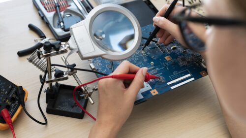Laptop soğutma fanının temizliği ve bakım işlemi İzmir laptop tamiri profesyonel teknik servis tarafından yapılıyor.