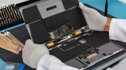 Macbook tamiri İzmir Alsancak teknik servis ekibi çalışırken