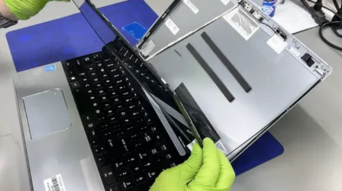 Notebook ekran onarımı yapan teknisyen – İzmir Alsancak teknik servis