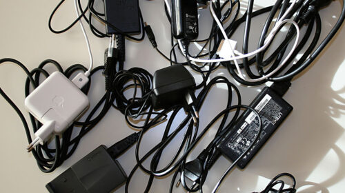 Farklı modellerde güç kabloları ve laptop adaptörleri - güvenli ve dayanıklı çözümler