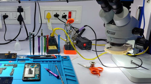 İzmir Alsancak Bilgisayar’ın modern iPhone tamir servisi ortamı ve profesyonel teknisyen ekibi.