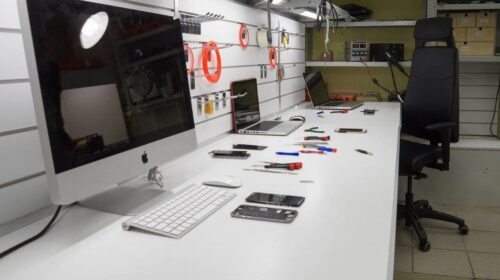 MacBook açılmıyor sorunu için İzmir’de teknik servis test aşamasında cihaz kontrolü yapılırken çekilen görsel