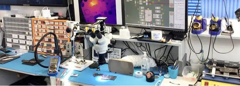 MacBook açılmıyor sorunu için anakart onarımı yapılırken teknisyen görüntüsü