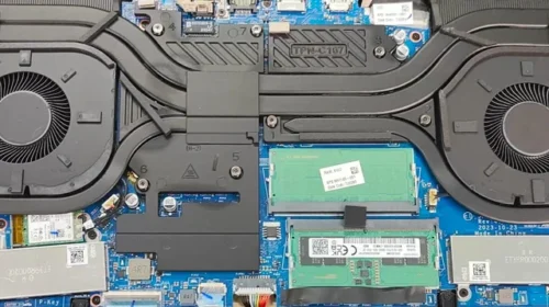 İzmir’de laptop anakart üzerinde hall sensör mikro lehim tamiri işlemi